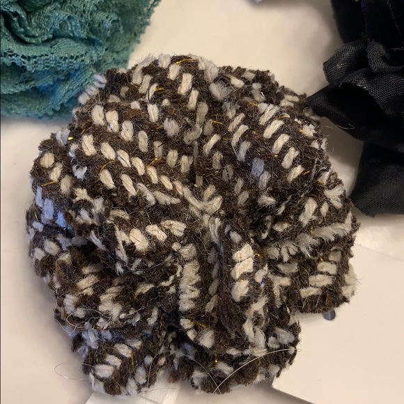 Flower brooches and clips - Picture 3 of 8